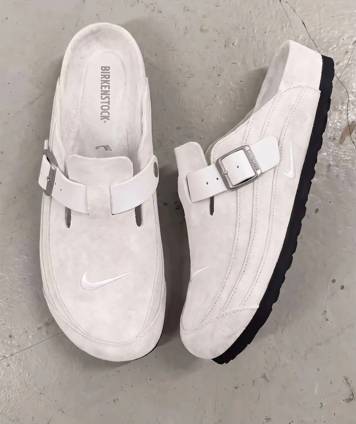 Heritage Suede Buckle Mules – Off White