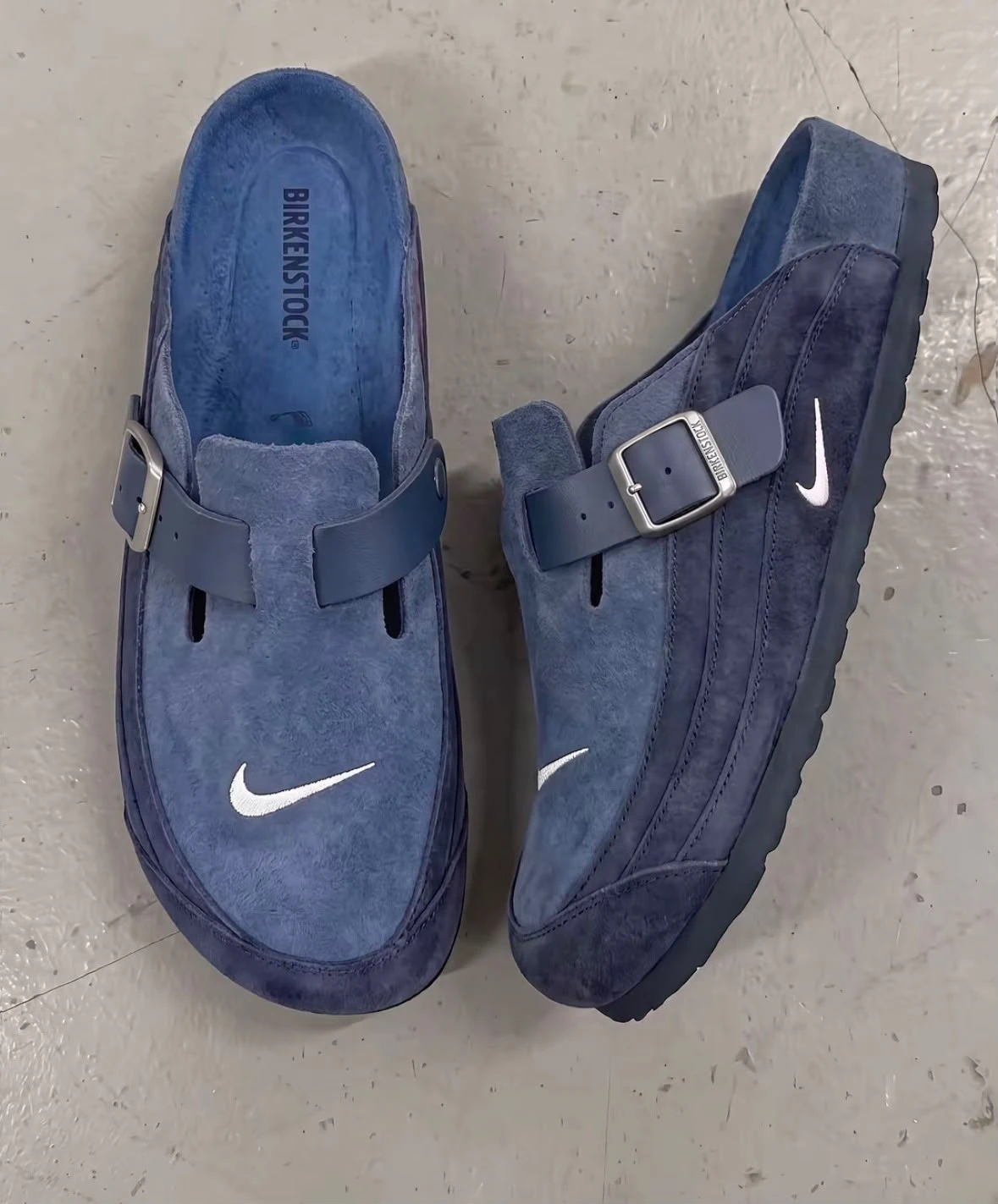 Heritage Suede Buckle Mules – Navy